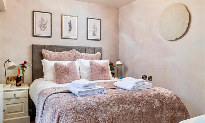 Garden King Jasmine with ensuite walk in wall and rain shower with private entrance and out door seating great for a luxury romantic get away